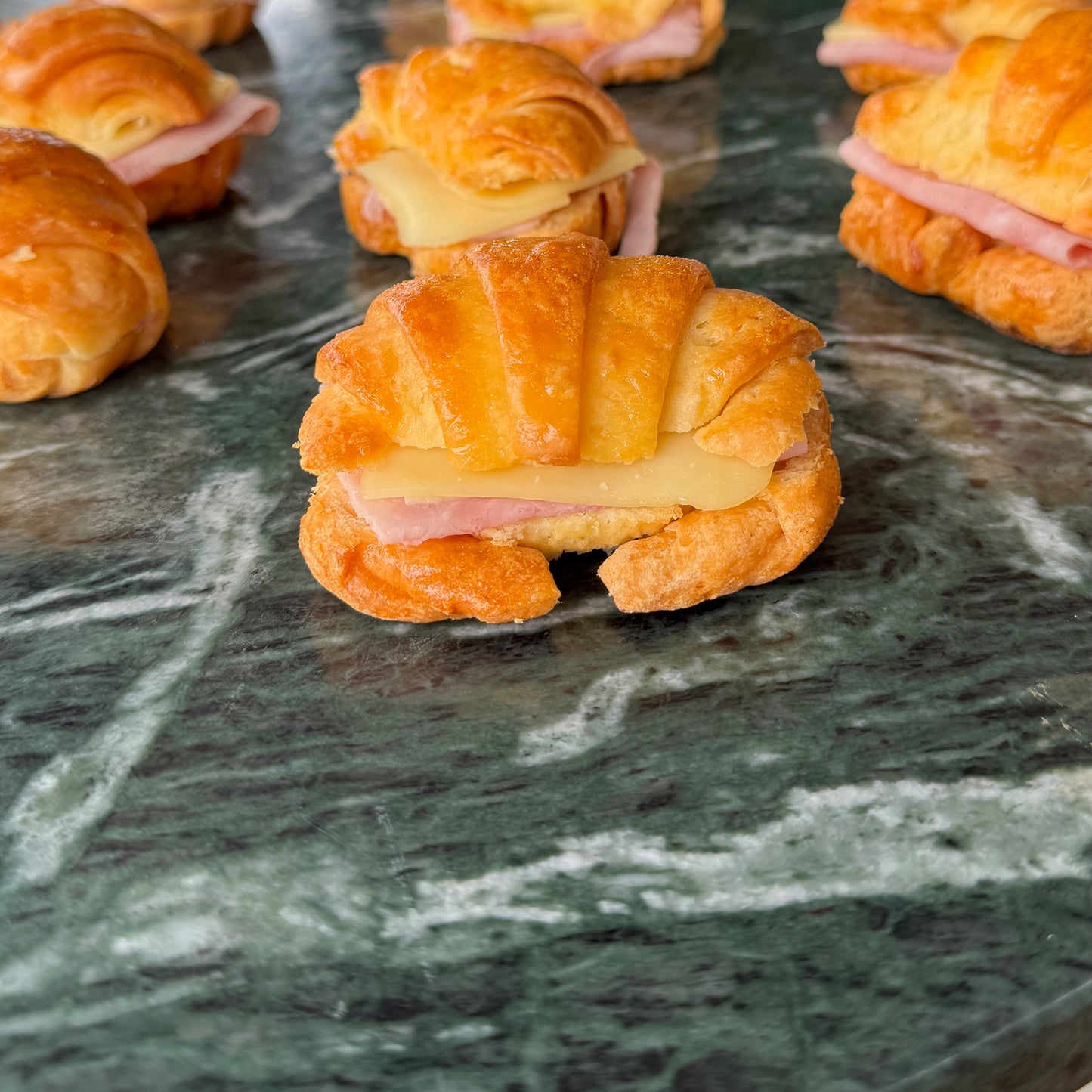 caja medialunas rellenas x 12