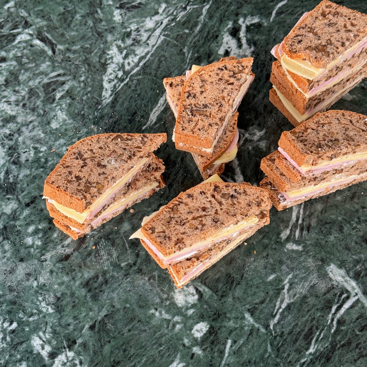 caja sandwiches de pan de nuez x 12