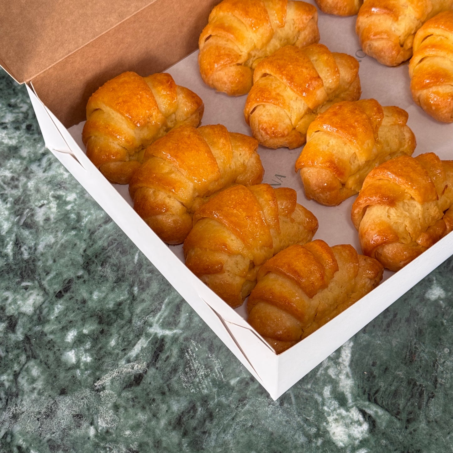 caja medialunas x 12