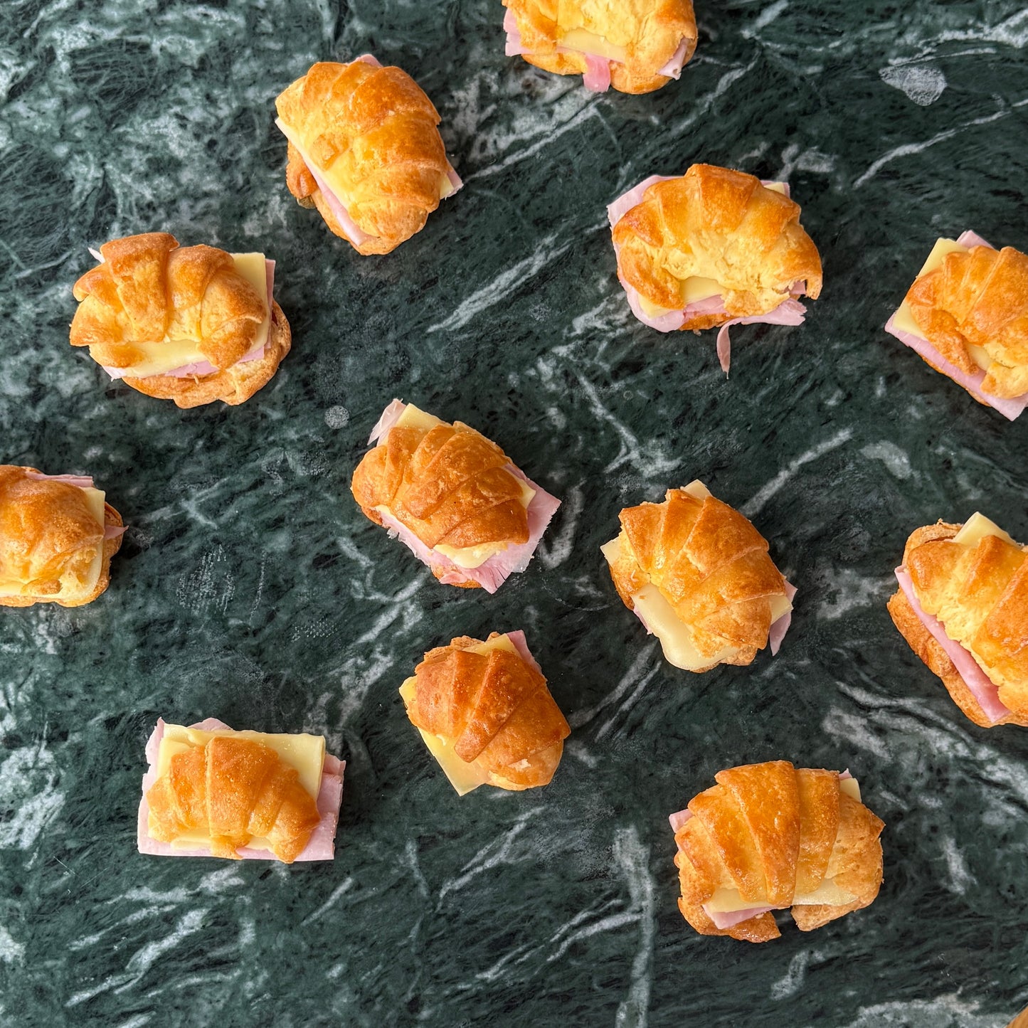 caja medialunas rellenas x 12