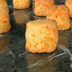 scon de parmesano (1 u)